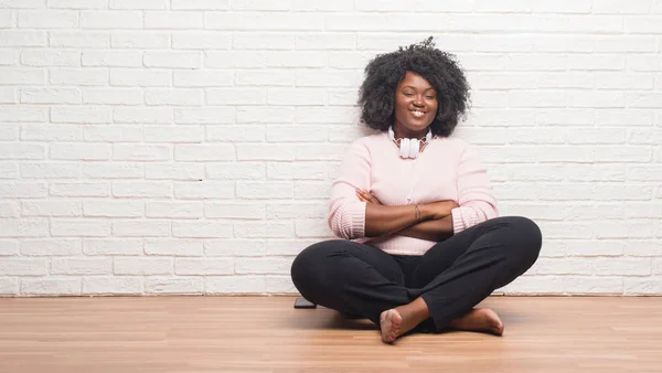 Jovem Afro Americana Sentada Chão Usando Fones Ouvido Rosto Feliz — Fotografia de Stock