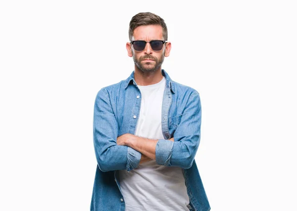 Junger Gutaussehender Mann Mit Sonnenbrille Über Isoliertem Hintergrund Skeptisch Und — Stockfoto