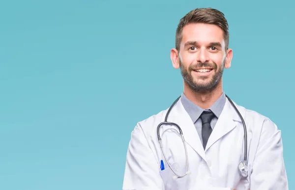 Joven Médico Guapo Sobre Fondo Aislado Cara Feliz Sonriendo Con — Foto de Stock