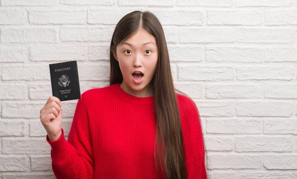 Νεαρή Κινέζα Πάνω Τούβλο Τοίχο Εκμετάλλευση Διαβατήριο Αμερική Φοβάται Σοκ — Φωτογραφία Αρχείου