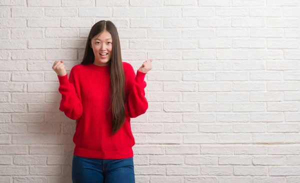 Jonge Chinese Vrouw Bakstenen Muur Vieren Verrast Verbaasd Voor Succes — Stockfoto