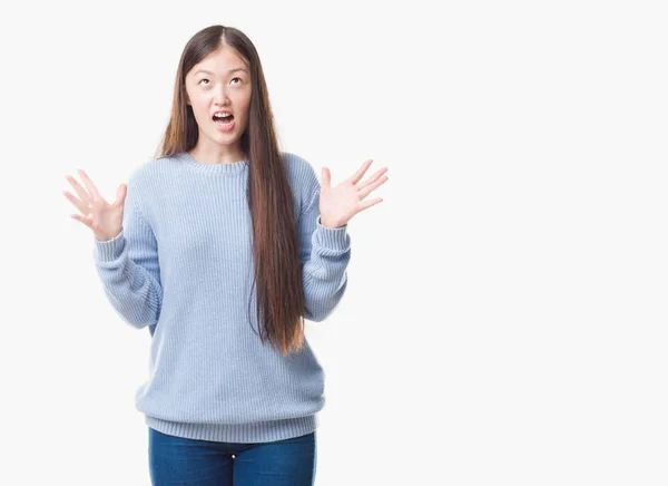 Junge Chinesin Über Isolierten Hintergrund Verrückt Und Verrückt Schreien Und — Stockfoto