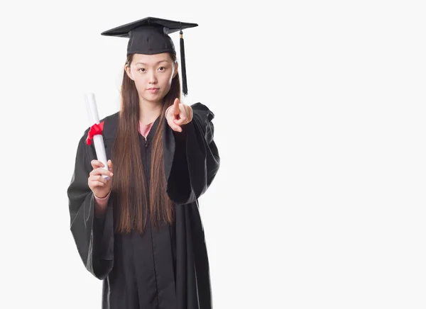 Joven Mujer China Con Uniforme Graduado Sosteniendo Grado Papel Señalando — Foto de Stock