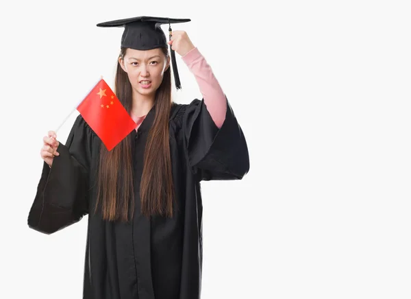Joven Mujer China Con Uniforme Graduado Sosteniendo Bandera China Molesto —  Fotos de Stock