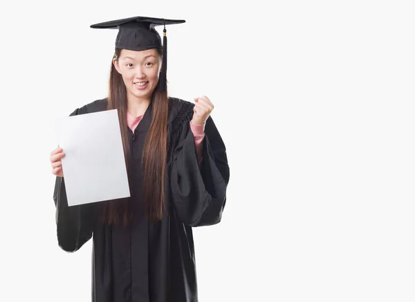 Mladá Číňanka Postgraduální Uniformě Papíru Vzděláním Křičí Hrdá Slaví Vítězství — Stock fotografie