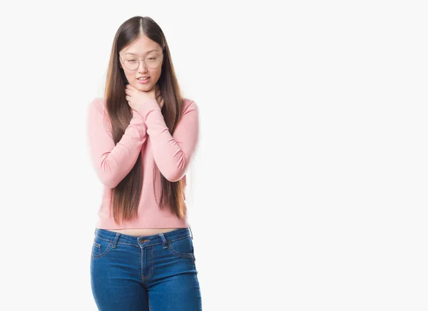 Young Chinese Woman Isolated Background Wearing Glasses Shouting Suffocate Because — Stock Photo, Image
