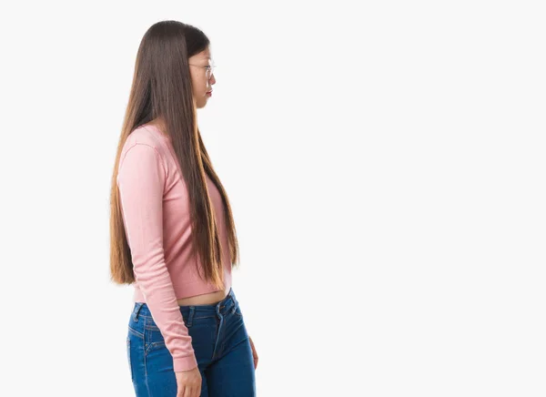 Joven Mujer China Sobre Fondo Aislado Con Gafas Mirando Lado —  Fotos de Stock