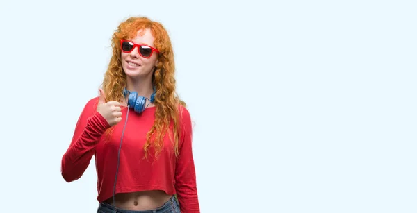 Mujer Pelirroja Joven Con Auriculares Felices Con Una Gran Sonrisa —  Fotos de Stock