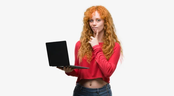 Junge Rothaarige Frau Mit Computer Laptop Ernstes Gesicht Über Frage — Stockfoto