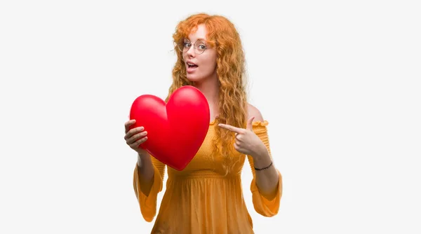 Unga Rödhårig Kvinna Kärlek Hålla Rött Hjärta Mycket Glad Pekar — Stockfoto