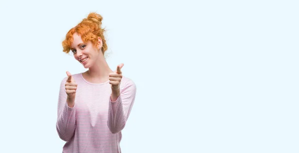 Молодая Рыжая Женщина Указывает Пальцем Камеру Счастливым Смешным Лицом Хорошая — стоковое фото