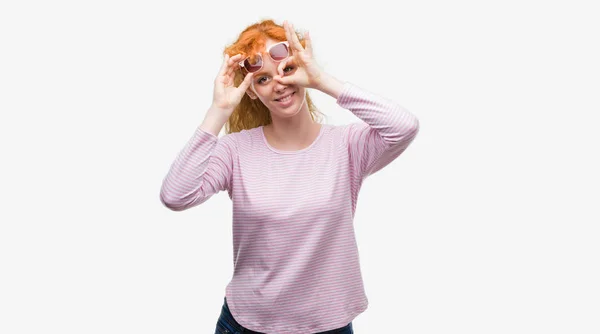 Junge Rothaarige Frau Trägt Sonnenbrille Mit Glücklichem Gesicht Lächelnd Tut — Stockfoto