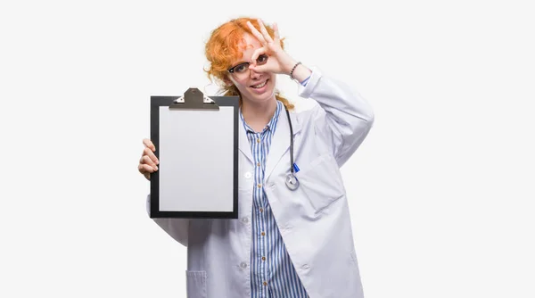 Genç Redhead Doktor Kadın Holding Pano Ile Işareti Ile Parmaklarının — Stok fotoğraf