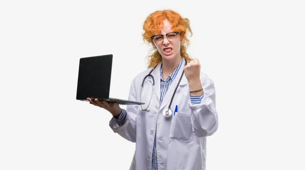 Jovem Ruiva Médico Mulher Segurando Computador Laptop Irritado Frustrado Gritando — Fotografia de Stock