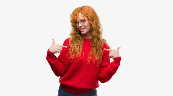 얼굴에 미소와 자신감 자부심과 손가락으로 자신을 가리키는 빨간색 스웨터를 — 스톡 사진