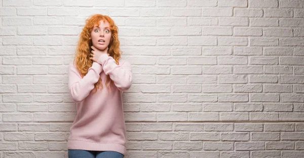 Tuğla üzerinde duran genç Kızıl saçlı kadın duvar bağırarak ve çünkü boğmak acı kendi ellerimle öldürürüm. Sağlık sorunu. Yaralarından ve intihar kavramı.