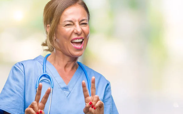Medelåldern Ledande Sjuksköterska Läkare Kvinna Över Isolerade Bakgrund Leende Ser — Stockfoto