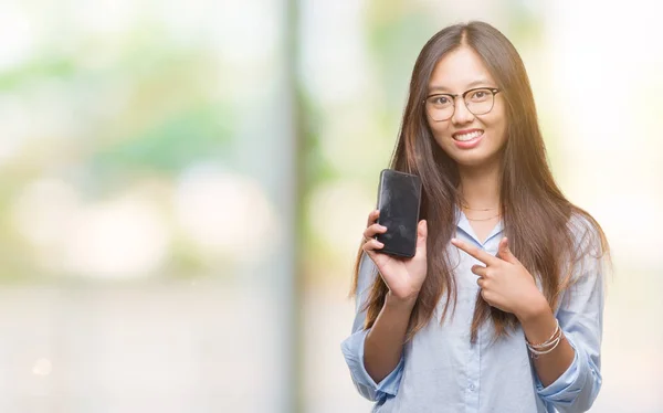 Jovem Mulher Asiática Mensagens Usando Smartphone Sobre Fundo Isolado Muito — Fotografia de Stock