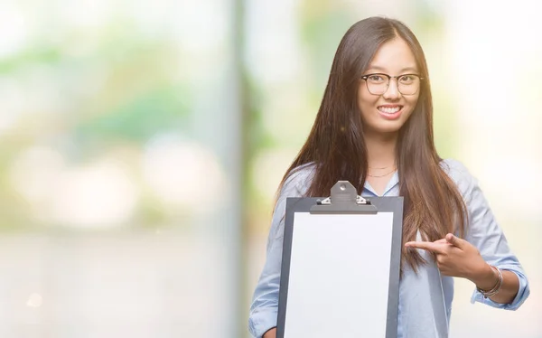 Young Asian Business Woman Holding Clipboard Isolated Background Very Happy — Stock Photo, Image