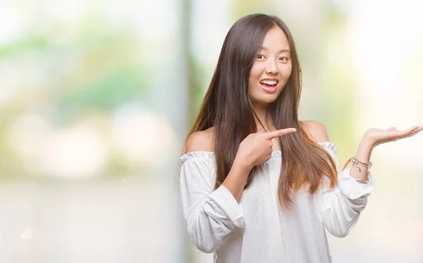 Jovem Mulher Asiática Sobre Fundo Isolado Espantado Sorrindo Para Câmera — Fotografia de Stock