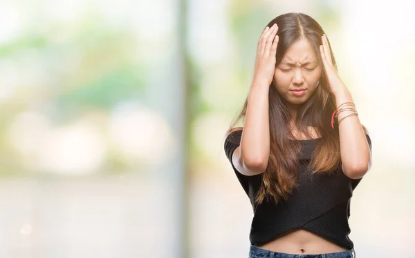 Ung Asiatisk Kvinna Över Isolerade Bakgrund Lider Huvudvärk Desperat Och — Stockfoto