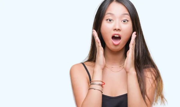 驚きの表情でショックを受けて孤立の背景の上の若いアジア女性恐怖し 興奮の顔 — ストック写真