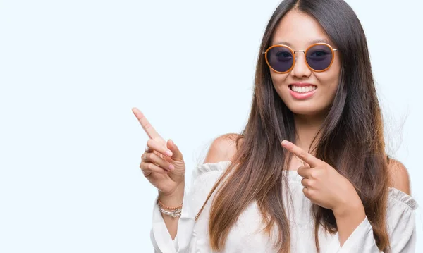 Mladá Asijská Žena Nosí Sluneční Brýle Izolované Pozadí Úsměvem Při — Stock fotografie