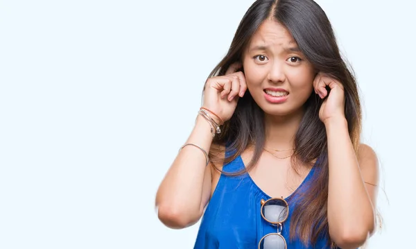 Jeune Femme Asiatique Sur Fond Isolé Couvrant Les Oreilles Avec — Photo