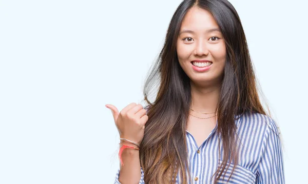 Ung Asiatisk Kvinna Över Isolerade Bakgrund Leende Med Glada Ansikte — Stockfoto