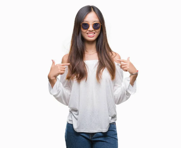 Jeune Femme Asiatique Portant Des Lunettes Soleil Sur Fond Isolé — Photo