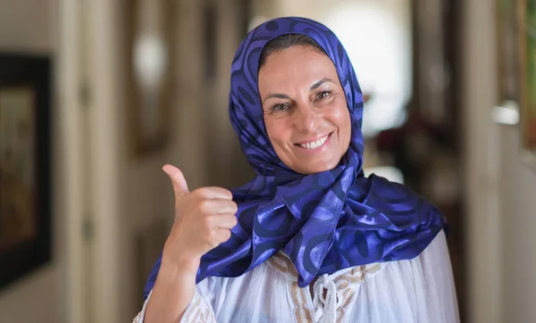Középkorú Barna Arab Színes Hidzsáb Mutató Hüvelykujjával Akár Boldog Arc — Stock Fotó