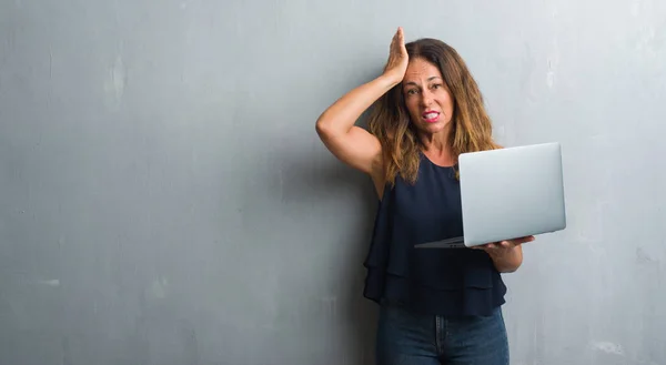 Mulher Hispânica Meia Idade Sobre Parede Grunge Cinza Usando Laptop — Fotografia de Stock