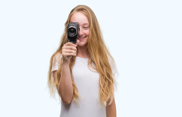 Szőke Tinédzser Forgatás Gazdaság Super Videó Kamera Egy Boldog Arcot — Stock Fotó
