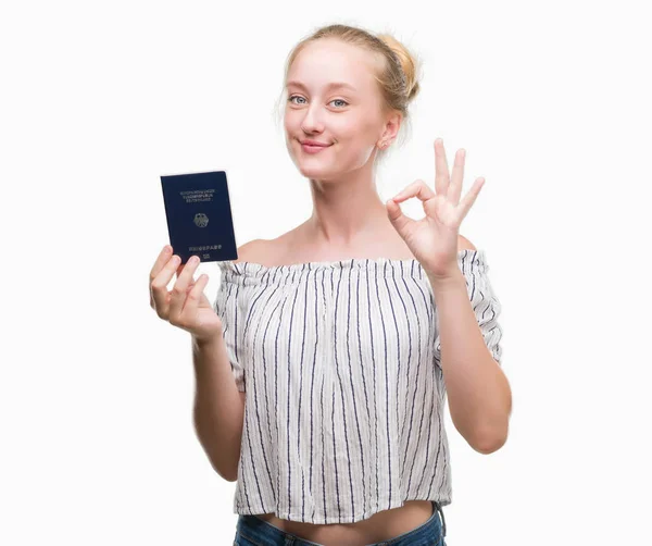 Mulher Adolescente Loira Segurando Passaporte Alemanha Fazendo Sinal Com Dedos — Fotografia de Stock