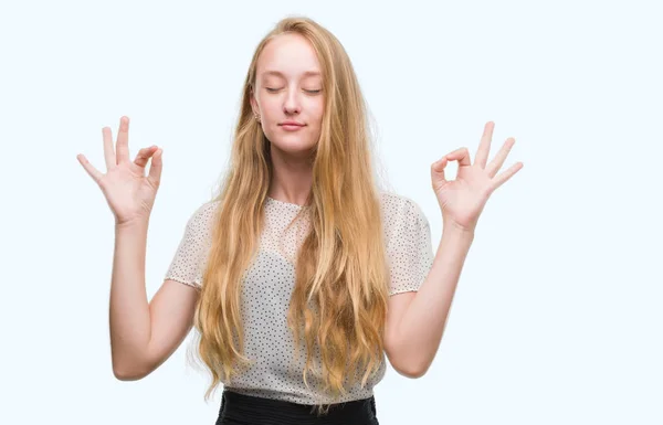 Rubia Adolescente Mujer Con Topos Camisa Relajarse Sonreír Con Los — Foto de Stock