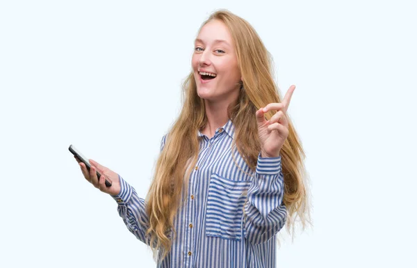 Blonde Teenager Frau Mit Smartphone Überrascht Mit Einer Idee Oder — Stockfoto