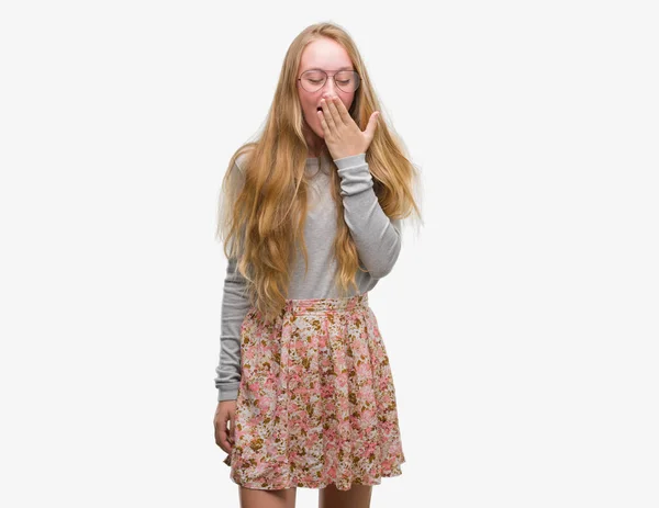 Nastolatek Blondynka Kobieta Noszenia Kwiaty Spódnica Znudzony Ziewanie Zmęczony Krycia — Zdjęcie stockowe