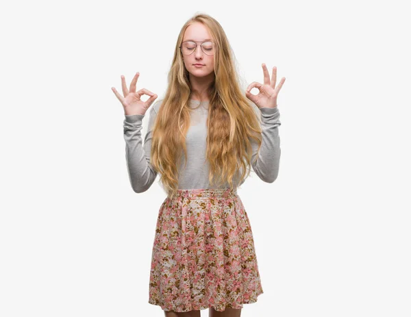 Blonde Teenagerin Mit Blumenrock Entspannt Und Lächelt Mit Geschlossenen Augen — Stockfoto