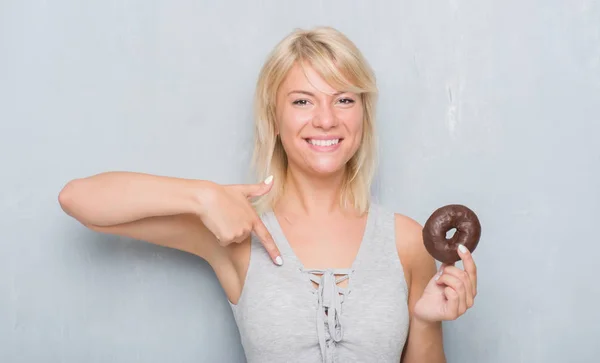 Caucásico Adulto Mujer Sobre Gris Grunge Pared Comer Chocolate Donut —  Fotos de Stock