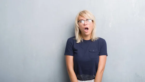 Mujer Caucásica Adulta Sobre Pared Gris Grunge Usando Gafas Asustadas — Foto de Stock