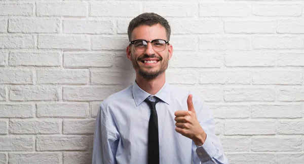 Joven Hombre Negocios Adulto Pie Sobre Pared Ladrillo Blanco Feliz —  Fotos de Stock