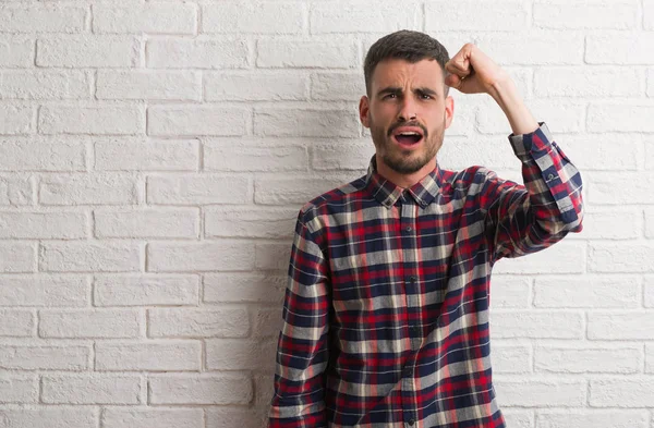 Hombre Adulto Joven Pie Sobre Pared Ladrillo Blanco Enojado Loco — Foto de Stock