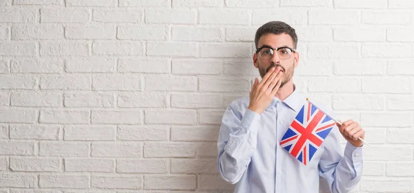 Joven Adulto Sobre Pared Ladrillo Sosteniendo Bandera Del Reino Unido —  Fotos de Stock