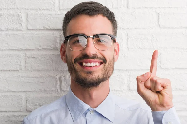 Joven Hombre Negocios Adulto Pie Sobre Pared Ladrillo Blanco Sorprendido — Foto de Stock