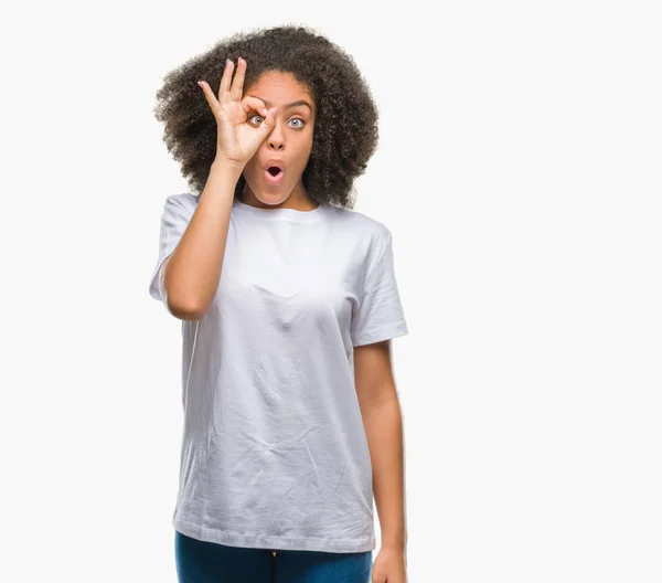 Jovem Afro Americana Sobre Fundo Isolado Fazendo Gesto Chocado Com — Fotografia de Stock