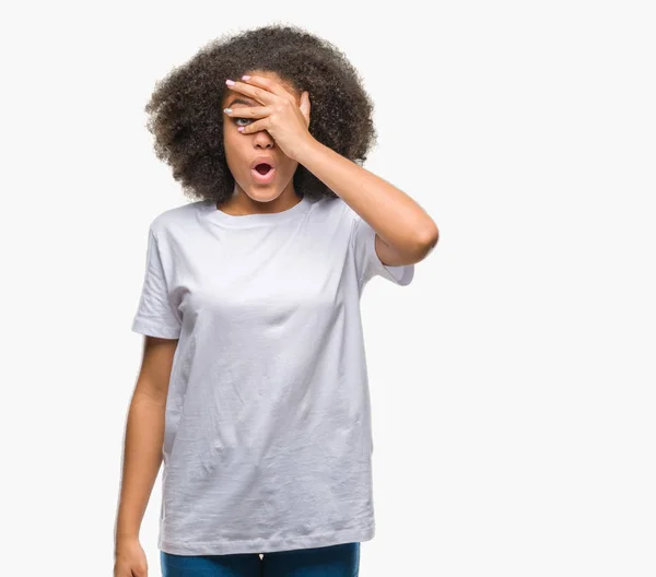 Junge Afroamerikanerin Mit Isoliertem Hintergrund Die Schockiert Gesicht Und Augen — Stockfoto