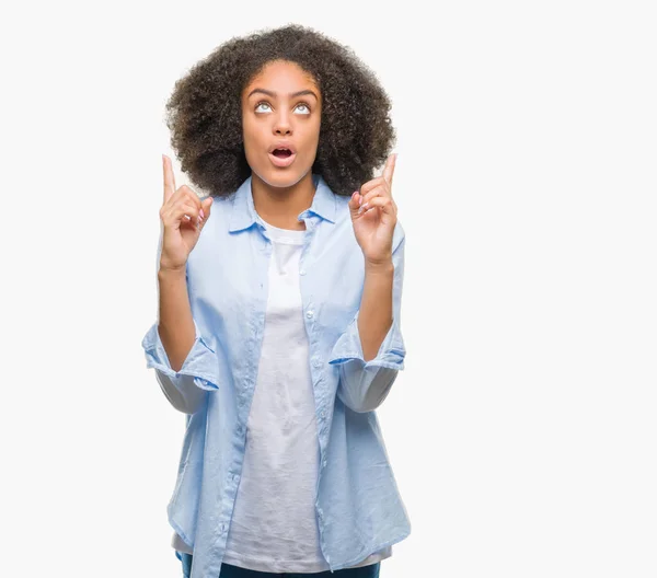 Young Afro American Woman Isolated Background Amazed Surprised Looking Pointing — Stock Photo, Image