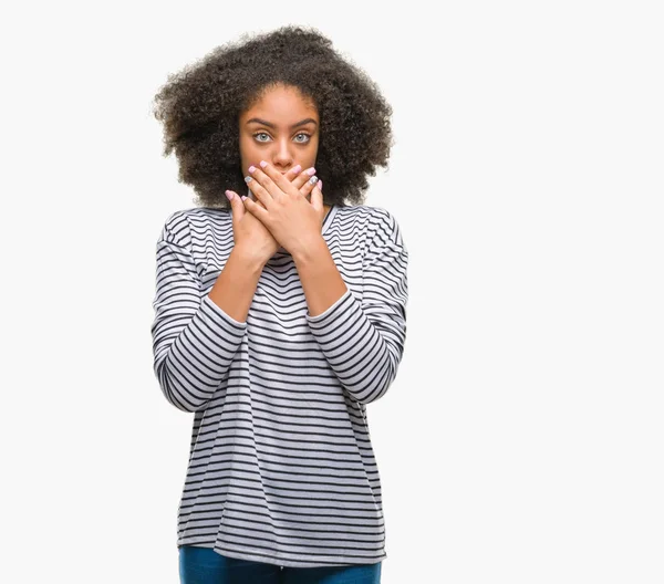 Mujer Afroamericana Joven Sobre Fondo Aislado Impactó Cubriendo Boca Con — Foto de Stock