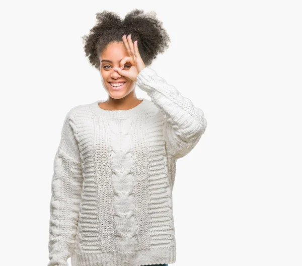 Mladá Afro Americký Žena Nosí Zimní Svetr Izolované Pozadí Dělá — Stock fotografie