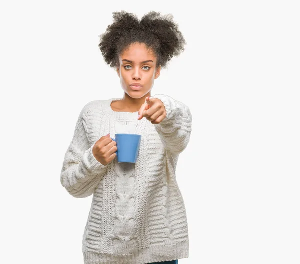 Młoda Amerykanka Afro Driking Filiżankę Kawy Białym Tle Wskazując Palcem — Zdjęcie stockowe